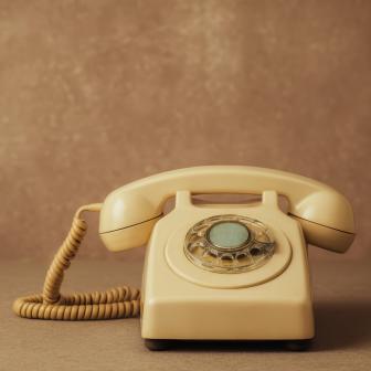 Altes Telefon mit Wählscheibe