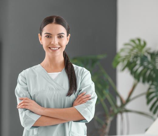 Junge ZFA steht selbstbewusst im Büro