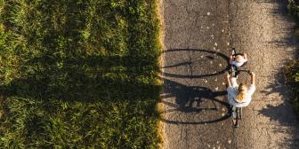 Mutter und Kind auf einer Radtour auf dem Land