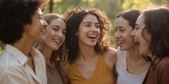 Gruppe junger Frauen lachen zusammen